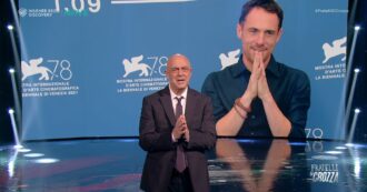 Copertina di L’ironia di Crozza sulla mancanza di leader nel centrosinistra: “Ho il nome di un attore da suggerirvi…”