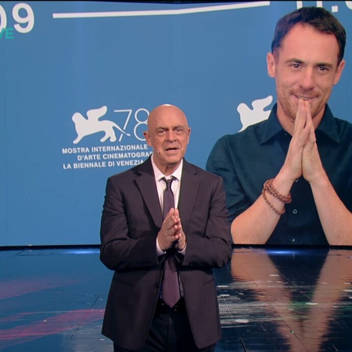 L’ironia di Crozza sulla mancanza di leader nel centrosinistra: “Ho il nome di un attore da suggerirvi…”