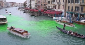 Copertina di Il Canal Grande di Venezia si colora di verde, il blitz degli attivisti per il clima: “Stop ecocidio”. Azioni analoghe a Genova e Bologna