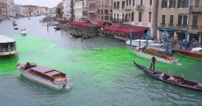 Copertina di Il Canal Grande di Venezia si colora di verde, il blitz degli attivisti per il clima: “Stop ecocidio”. Azioni analoghe a Genova e Bologna