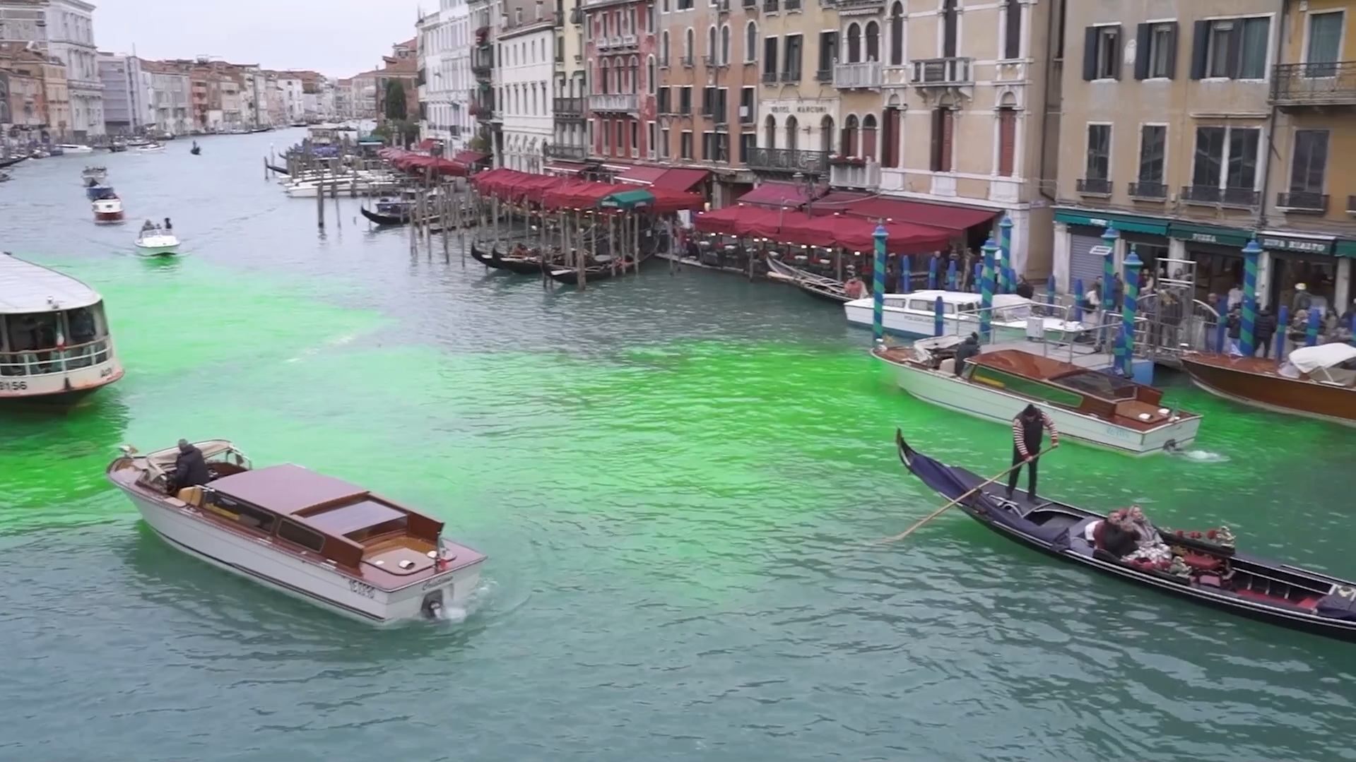 il canal grande di venezia si colora di verde il blitz degli attivisti per il clima stop ecocidio azioni analoghe a genova e bologna