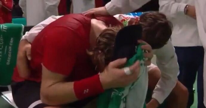 Bergs in lacrime dopo la sconfitta in Coppa Davis, Cobolli va a consolarlo: “Mi sono immedesimato in lui” | Video