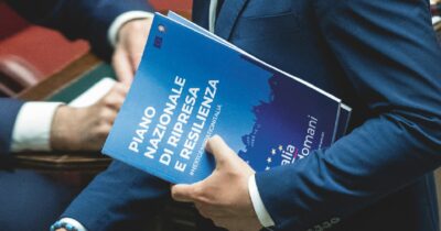 Copertina di Pnrr tra ritardi e revisioni: dove vanno i soldi