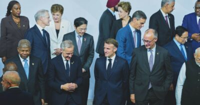 Copertina di Ucraina, i bellicisti frenano sui 28 punti. Trump: “Non è l’ultima offerta”