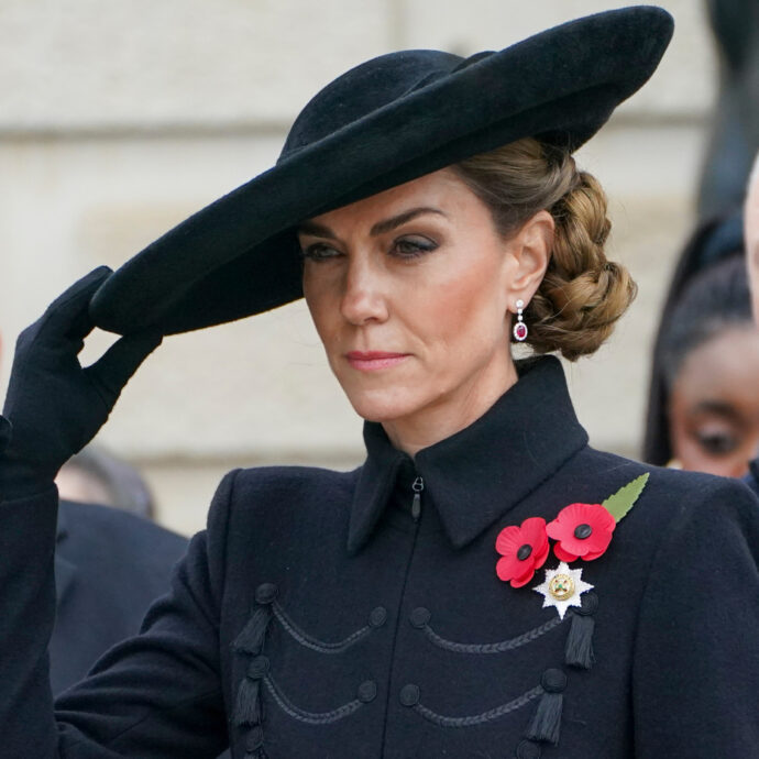 “Kate è furibonda, è convinta che il principe Andrea abbia messo delle spie a palazzo per carpire i segreti. La sua rabbia va oltre, per lei questo è come uno schiaffo in faccia”: il retroscena