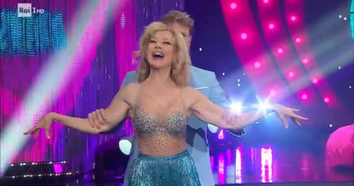 Ballando con le Stelle, le pagelle: Carolyn Smith è l’incoerenza fatta persona, voto 4. Nancy Brilli bocciata: poco ballo, molta antipatia