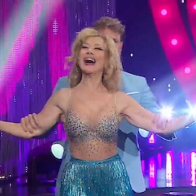 Ballando con le Stelle, le pagelle: Carolyn Smith è l’incoerenza fatta persona, voto 4. Nancy Brilli bocciata: poco ballo, molta antipatia