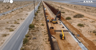 Copertina di Gli Stati Uniti stanno costruendo un muro secondario al confine col Messico: il video dei lavori