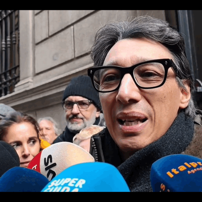 Ornella Vanoni, amici e colleghi alla camera ardente. Paolo Jannacci: “La sua musica immortale”. Applausi all’uscita del feretro – Video