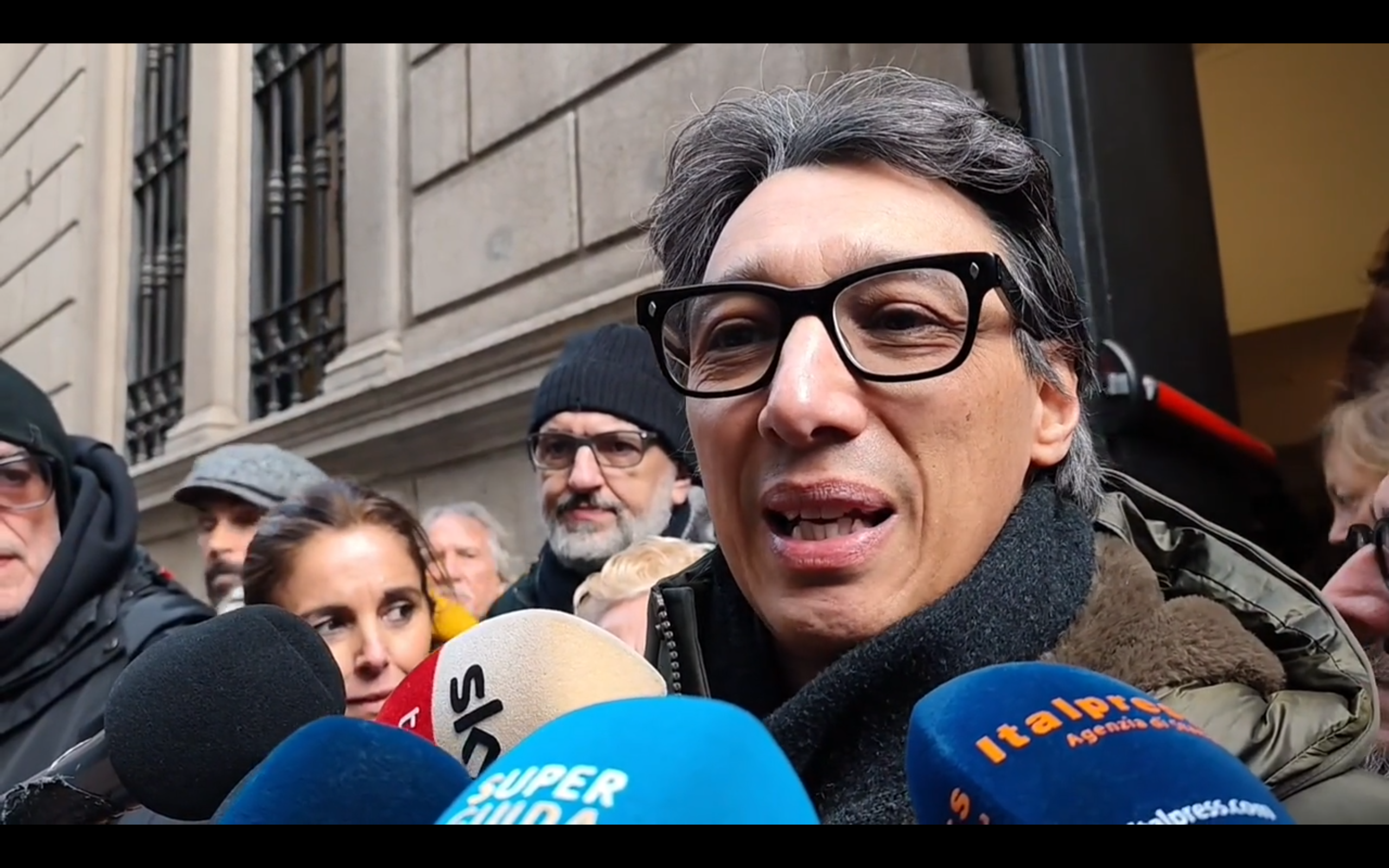 Ornella Vanoni, amici e colleghi alla camera ardente. Paolo Jannacci: “La sua musica immortale”. Applausi all’uscita del feretro – Video Ornella Vanoni, amici e colleghi alla camera ardente. Paolo Jannacci: “La sua musica immortale”. Applausi all’uscita del feretro – Video