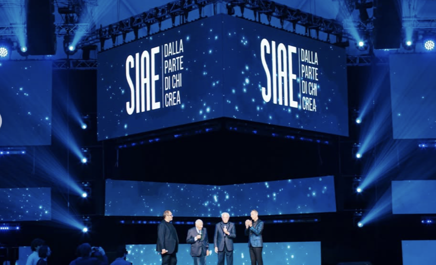 SIAE Music Awards 2025, commozione e applausi per l’omaggio a Ornella Vanoni. Amadeus: “Era amata. Una scolaresca la fermò in centro per i selfie” – I vincitori