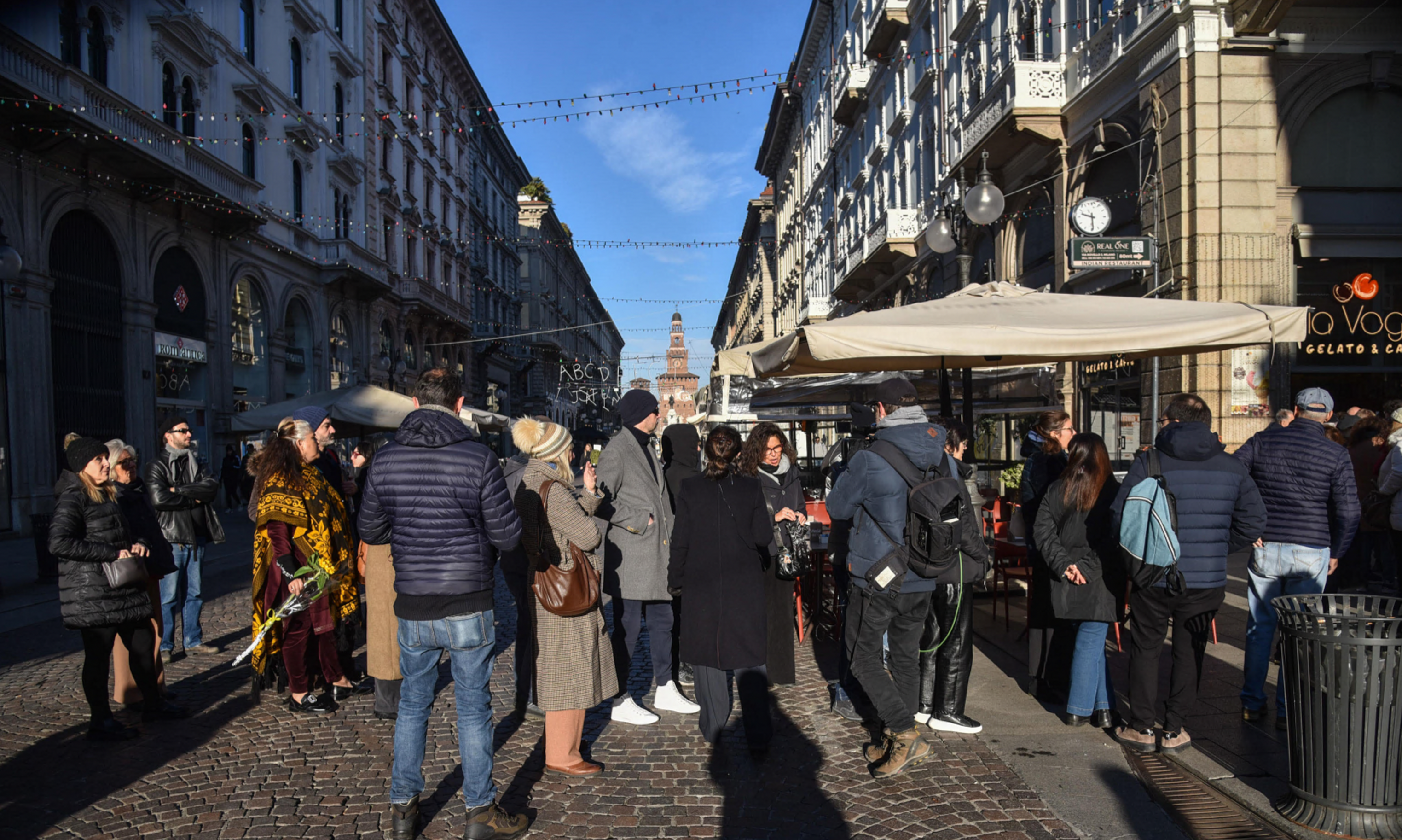 Aperta la camera ardente di Ornella Vanoni al Piccolo Teatro di Milano: il feretro accolto dagli applausi. Il figlio: “Mamma ci lascia dopo una vita piena di musica e amore”
