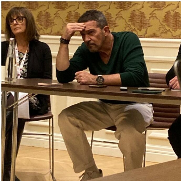 “Per 100 milioni mi vendo all’AI, per altri 50 gli permetterei anche di farmi fare dei porno. Ho avuto un infarto, ora giro con 3 stent”: parla Antonio Banderas