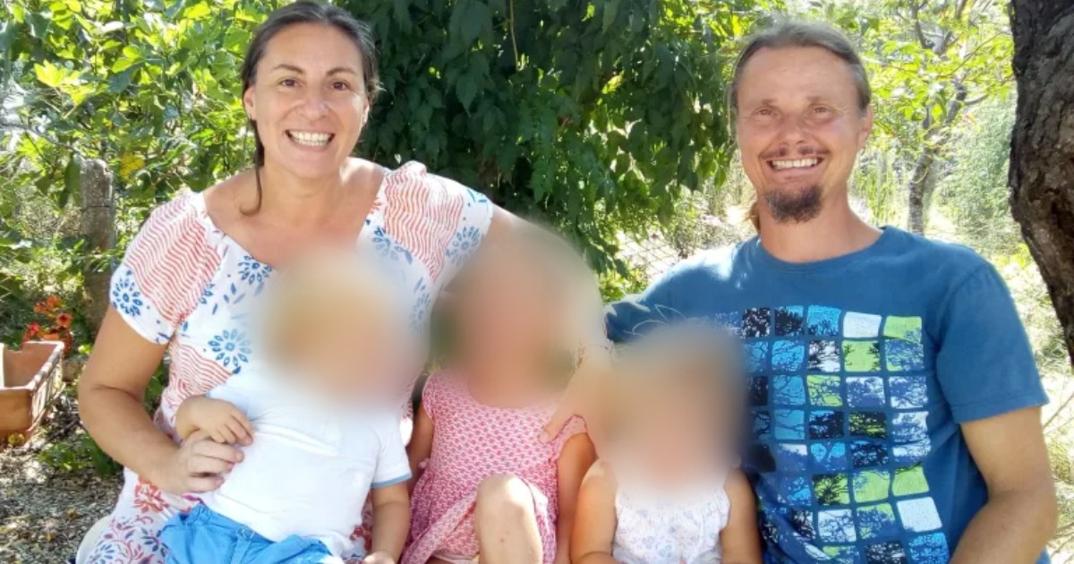 “Vogliono tornare a casa”, “Sono distrutti e traumatizzati”: il racconto dei genitori dei bambini che vivevano nel bosco