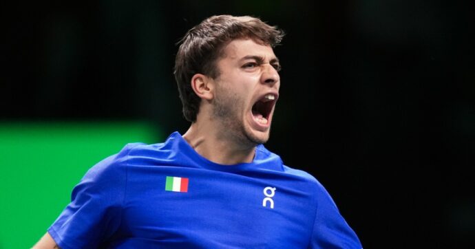“Abbiamo fatto come l’Italia del 2006, non so che dire”: Cobolli si emoziona dopo la vittoria della Coppa Davis, poi lancia un coro iconico