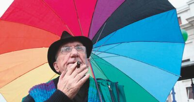 Copertina di ‘Vieni, entra’:  così le porte di don Gallo sono ancora aperte