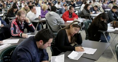 Copertina di Altro che mito del posto fisso: scarsa attrattività a causa di carriere ferme e stipendi troppo bassi
