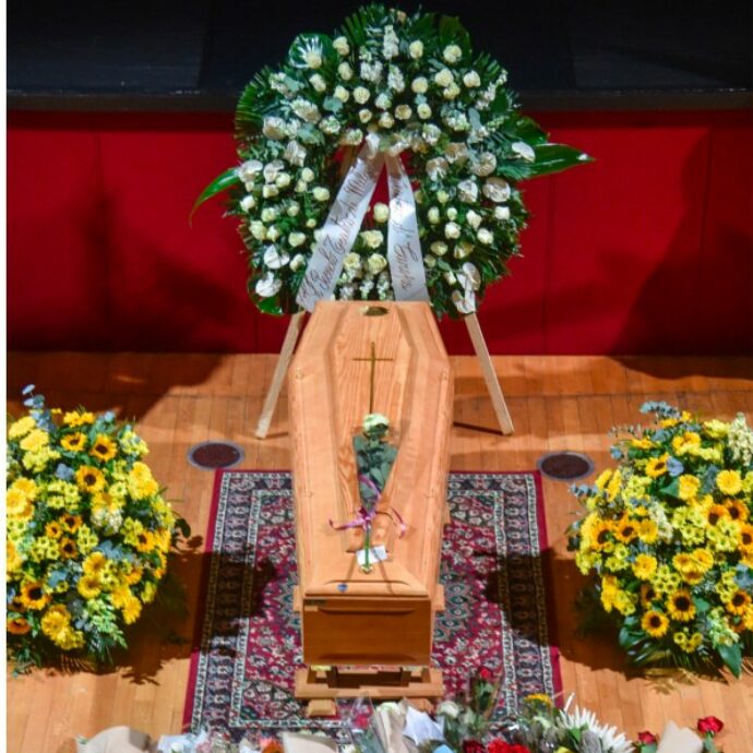 In 5 mila alla camera ardente di Ornella Vanoni, presenti anche Fazio e Segre.  Il figlio: “Mamma ci lascia dopo una vita piena di musica e amore”