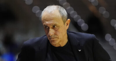 Copertina di Olimpia Milano, Messina si dimette: la squadra sarà allenata da Poeta