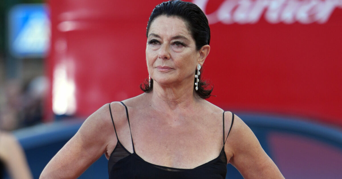 “Avevo un tumore. Poco prima dell’operazione Veronesi si avvicinò per darmi una carezza. A teatro mi chiesero di coprire la cicatrice”: così Monica Guerritore