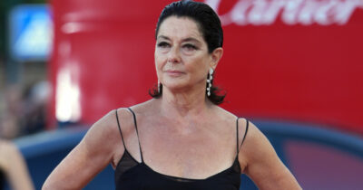 Copertina di “Avevo un tumore. Poco prima dell’operazione Veronesi si avvicinò per darmi una carezza. A teatro mi chiesero di coprire la cicatrice”: così Monica Guerritore