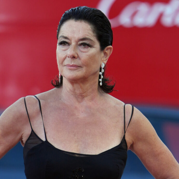 “Avevo un tumore. Poco prima dell’operazione Veronesi si avvicinò per darmi una carezza. A teatro mi chiesero di coprire la cicatrice”: così Monica Guerritore