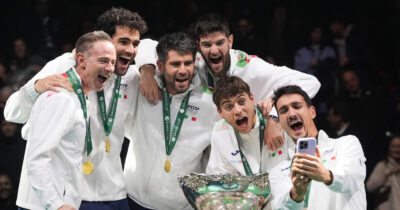 Copertina di Berrettini era a fare l’antidoping, poi il messaggio di Sonego: “Vieni, abbiamo bisogno di te”. Ed è partita la rimonta di Cobolli
