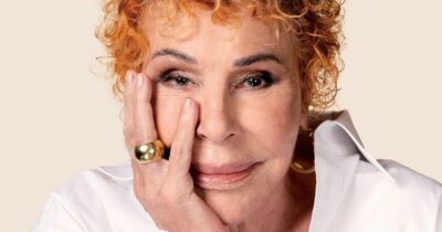 Copertina di “Vieni con me in bagno che ti asciugo i capelli”: il mio incontro con Ornella Vanoni che si tramutò in colpo di fulmine