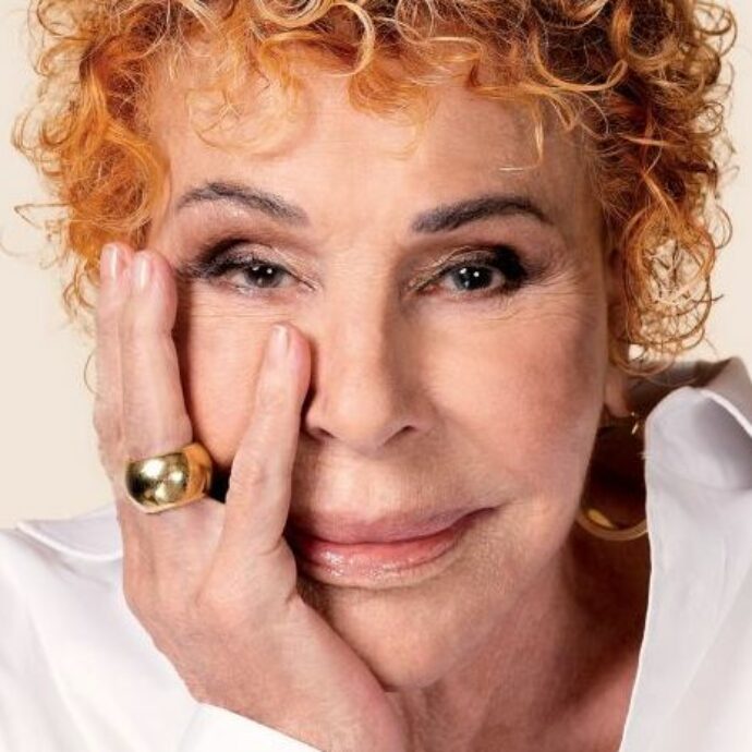 “Vieni con me in bagno che ti asciugo i capelli”: il mio incontro con Ornella Vanoni che si tramutò in colpo di fulmine