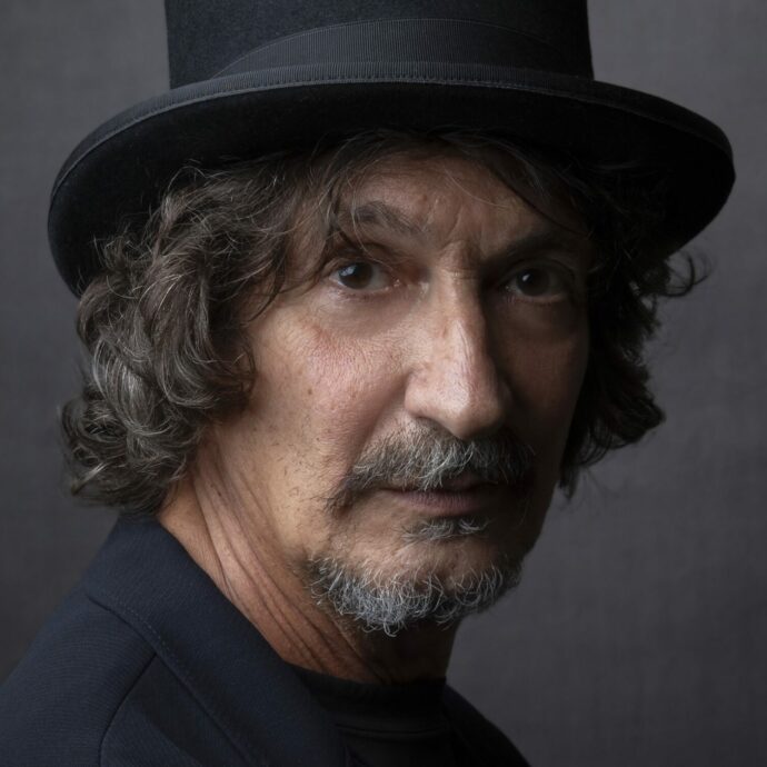 “Sanremo? Con 28-30 artisti in gara forse c’è meno attenzione all’ascolto e più spettacolo. Il mio invito oggi è ‘fermiamoci un momento'”: così Sergio Cammariere