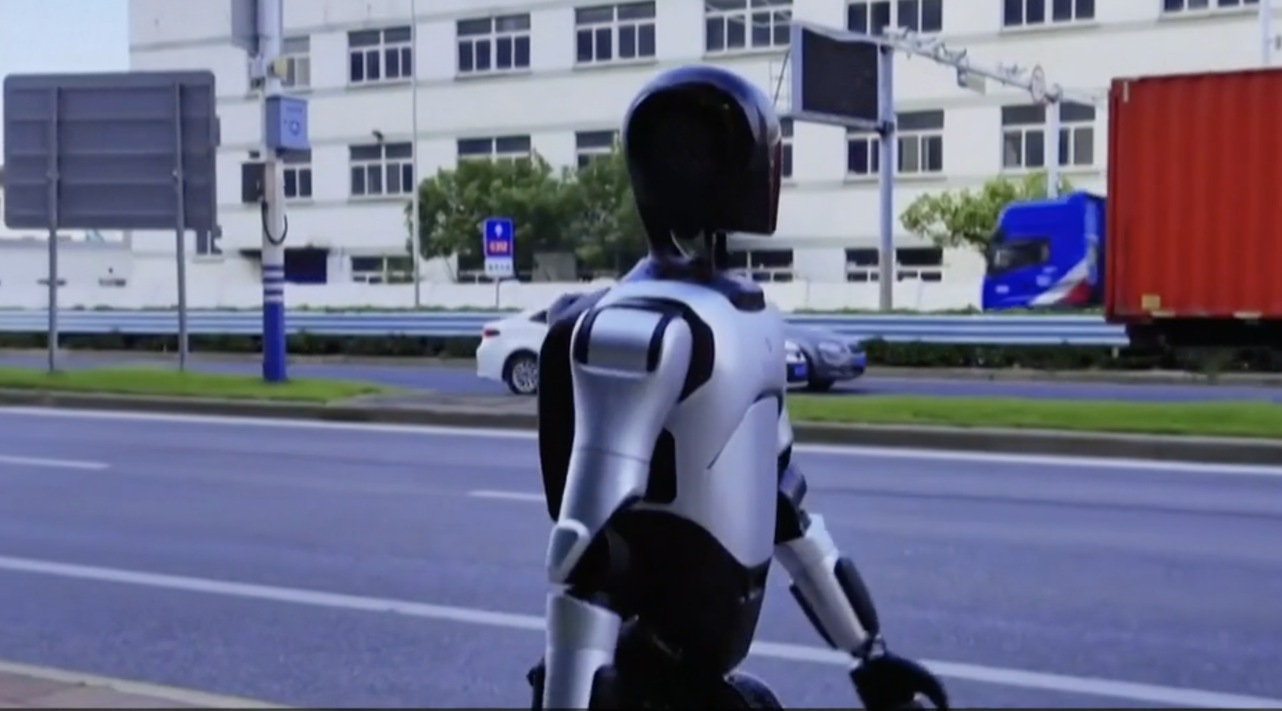 il robot umanoide cinese percorre 106 chilometri in tre giorni ed entra nel guinness dei primati