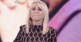 Copertina di “Mi sembra che mi strappino la pelle continuamente. Prima Baudo, poi Vessicchio, le Kessler, Ornella Vanoni”: il dolore di Luciana Littizzetto – VIDEO