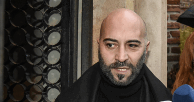 Copertina di “Ornella Vanoni ne avrebbe riso. Tremo, perché sono arrivato in ritardo e sono arrabbiato”: Giuliano Sangiorgi davanti alla chiesa a funerali terminati