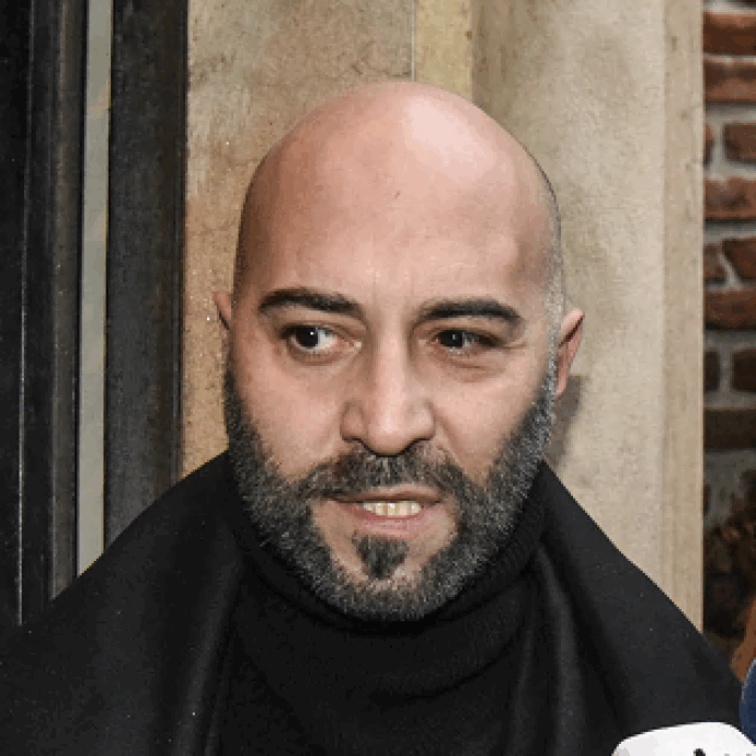 “Ornella Vanoni ne avrebbe riso. Tremo, perché sono arrivato in ritardo e sono arrabbiato”: Giuliano Sangiorgi davanti alla chiesa a funerali terminati