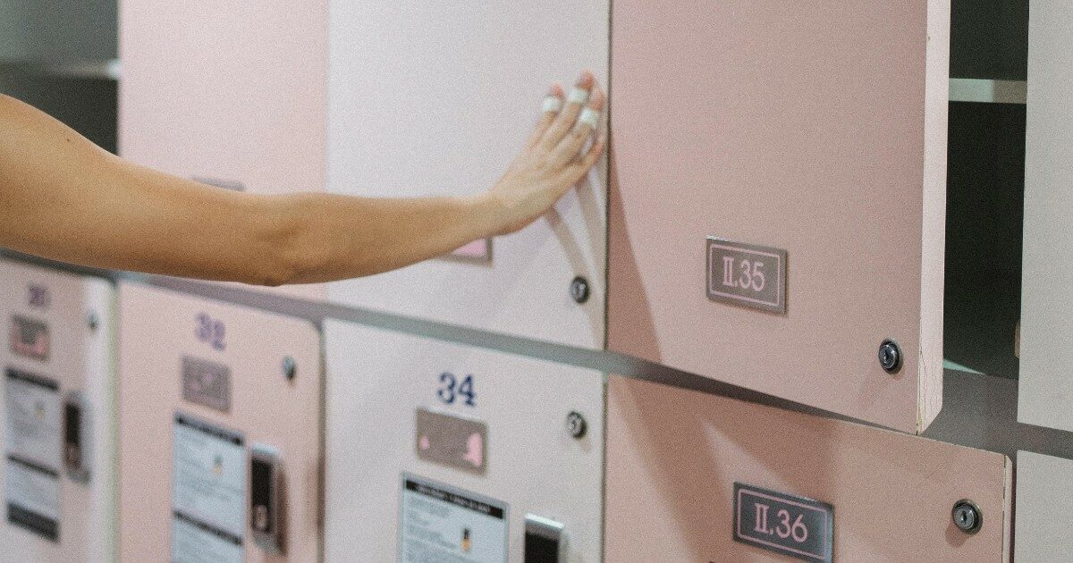 Una microcamera nello spogliatoio delle dipendenti di una Rsa di Sacrofano: titolare denunciato