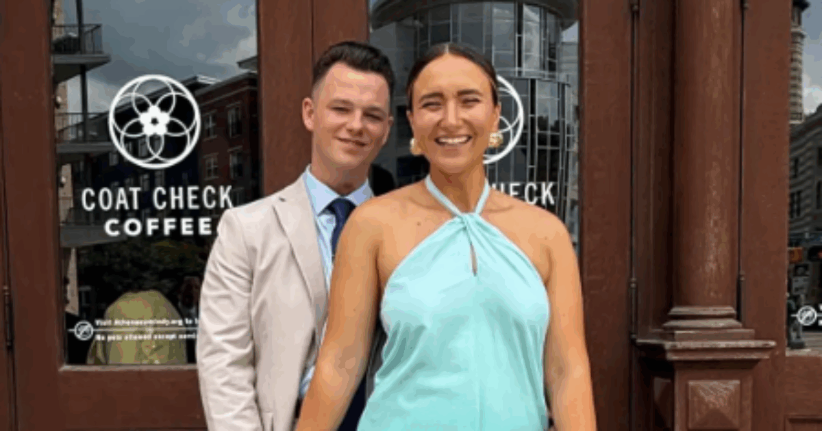 “Ho organizzato un appuntamento con un app mentre ero in una città straniera ma quando lui si è presentato insieme al suo amico è stato chiaro che era scattato l’amore, con il suo amico”: la storia di Leigh Ann Healey