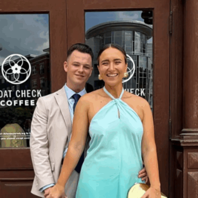 “Ho organizzato un appuntamento con un app mentre ero in una città straniera ma quando lui si è presentato insieme al suo amico è stato chiaro che era scattato l’amore, con il suo amico”: la storia di Leigh Ann Healey