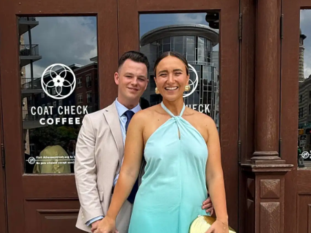 “Ho organizzato un appuntamento con un app mentre ero in una città straniera ma quando lui si è presentato insieme al suo amico è stato chiaro che era scattato l’amore, con il suo amico”: la storia di Leigh Ann Healey