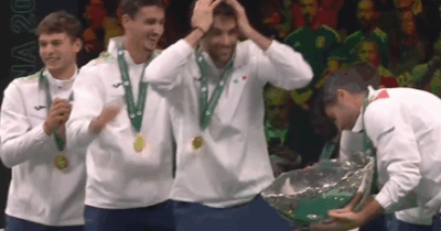 Copertina di Bolelli rompe il trofeo della Coppa Davis, Berrettini si mette le mani nei capelli: poi provano a ripararlo sul palco | Video