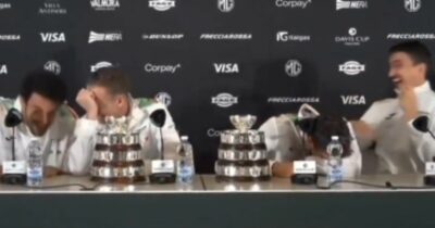 Copertina di “E che è? Un’interrogazione?”: l’inglese di Cobolli, le risate e lo spumante di Berrettini. La conferenza dell’Italia campione in Coppa Davis è stata surreale | Video
