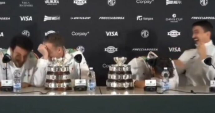“E che è? Un’interrogazione?”: l’inglese di Cobolli, le risate e lo spumante di Berrettini. La conferenza dell’Italia campione in Coppa Davis è stata surreale | Video