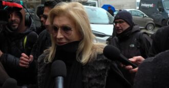 Copertina di Funerali Ornella Vanoni, Iva Zanicchi: “Mi ha detto di tagliare i capelli perché ero vecchia. L’ho fatto il giorno in cui è morta”