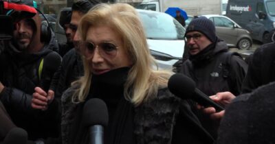 Copertina di Funerali Ornella Vanoni, Iva Zanicchi: “Mi ha detto di tagliare i capelli perché ero vecchia. L’ho fatto il giorno in cui è morta”
