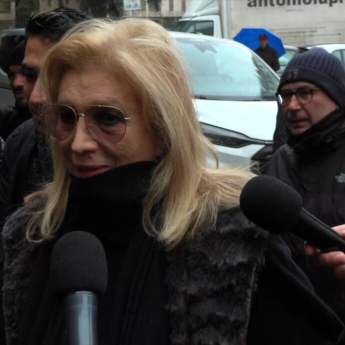 Funerali Ornella Vanoni, Iva Zanicchi: “Mi ha detto di tagliare i capelli perché ero vecchia. L’ho fatto il giorno in cui è morta”