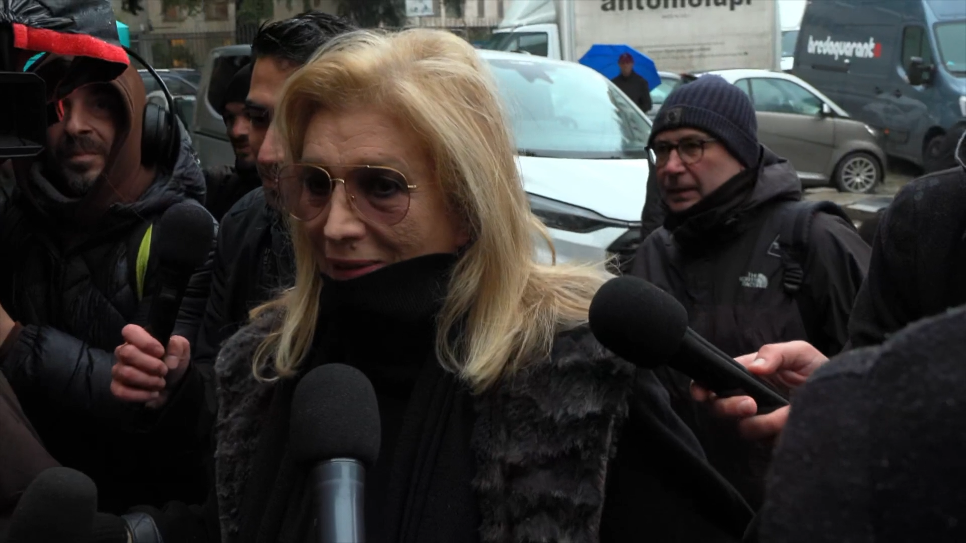 Funerali Ornella Vanoni, Iva Zanicchi: “Mi ha detto di tagliare i capelli perché ero vecchia. L’ho fatto il giorno in cui è morta” Funerali Ornella Vanoni, Iva Zanicchi: “Mi ha detto di tagliare i capelli perché ero vecchia. L’ho fatto il giorno in cui è morta”