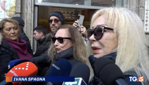 Tg5 e Ansa scambiano Wanda Fisher con Ivana Spagna e lei s’infuria: “Avrei tanto voluto essere alla camera ardente di Ornella Vanoni ma questa signora non sono io”