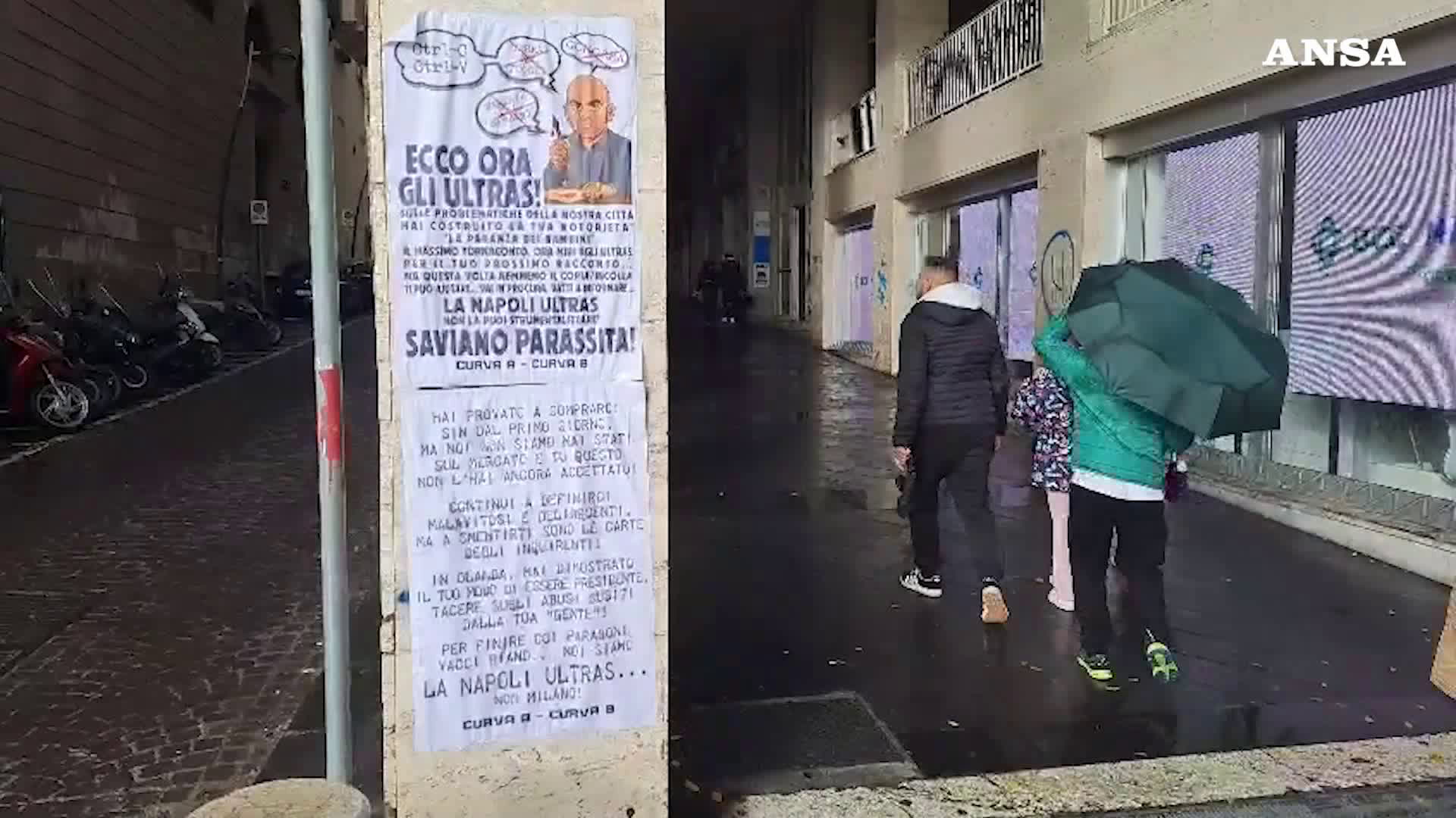 Gli ultras del Napoli attaccano Saviano e De Laurentiis: il video dei manifesti appesi in città