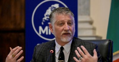 Copertina di Il mito Giuli. Ora fa il ricercatore sui libri scientifici del suo ministero