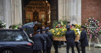 Copertina di I funerali di Ornella Vanoni in diretta: il feretro ha lasciato la chiesa tra gli applausi. La nipote Camilla ha cantato “Senza Fine” e Paolo Fresu ha suonato “L’appuntamento”
