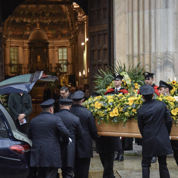 I funerali di Ornella Vanoni in diretta: il feretro ha lasciato la chiesa tra gli applausi. La nipote Camilla ha cantato “Senza Fine” e Paolo Fresu ha suonato “L’appuntamento”